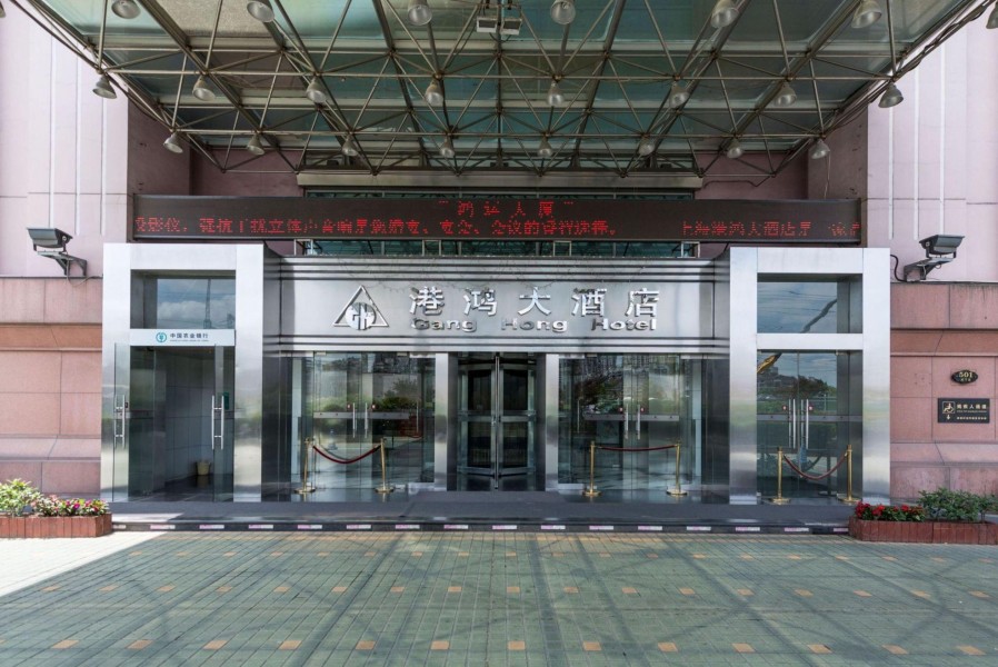 鸿运大厦入口处