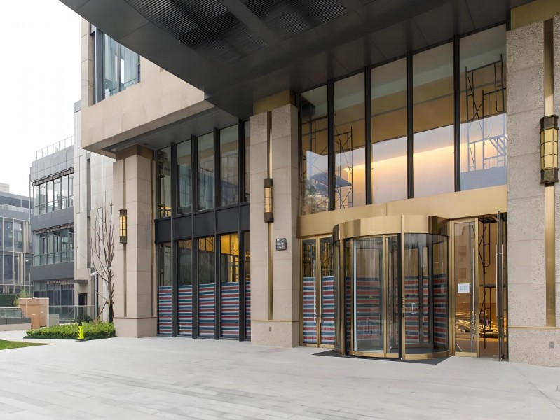 绿地中环广场（租售中）外立面