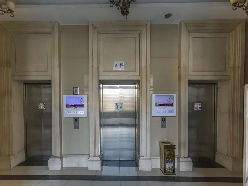 东方环球企业中心电梯厅