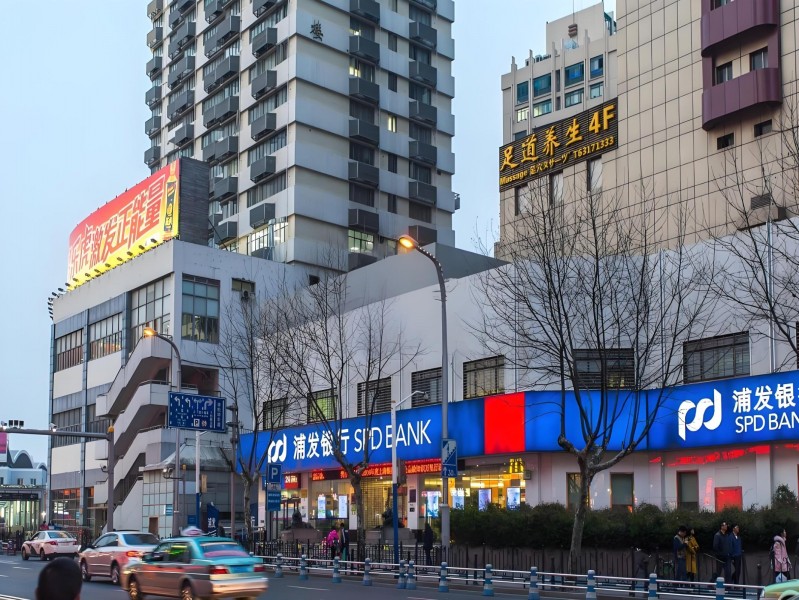 新梅华东大酒店外立面