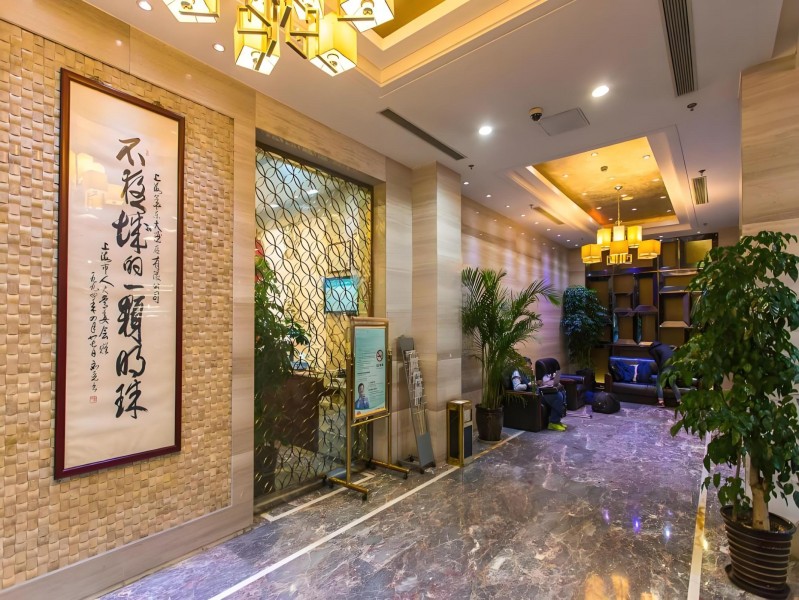 新梅华东大酒店大堂