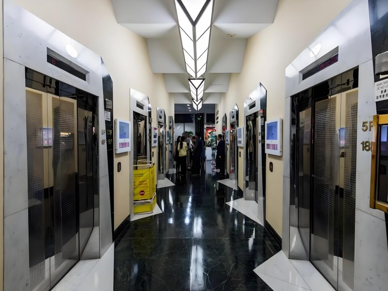 世界广场(租售中）电梯厅