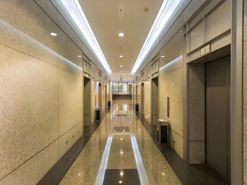 新上海国际大厦（国企楼盘）电梯厅