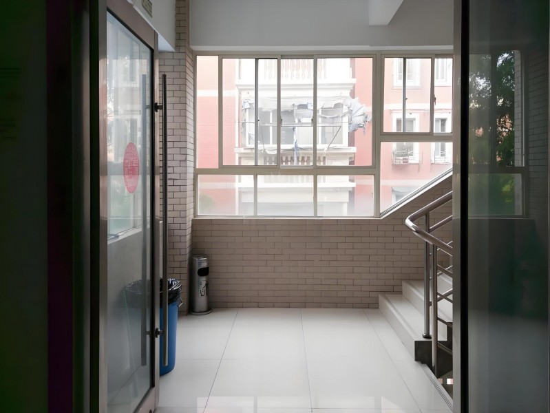 晔华商务楼楼梯