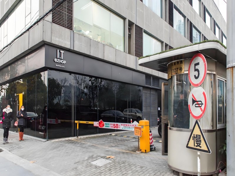 越界·苏河汇（国企参股楼盘）外立面