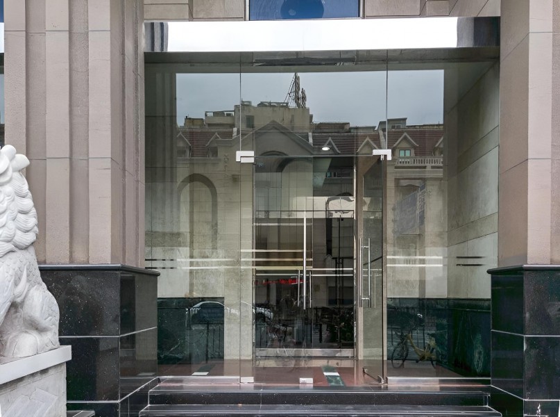 新上海城市广场（国企参股楼盘）外立面