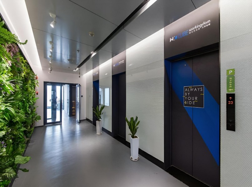 新上海城市广场（国企参股楼盘）电梯厅