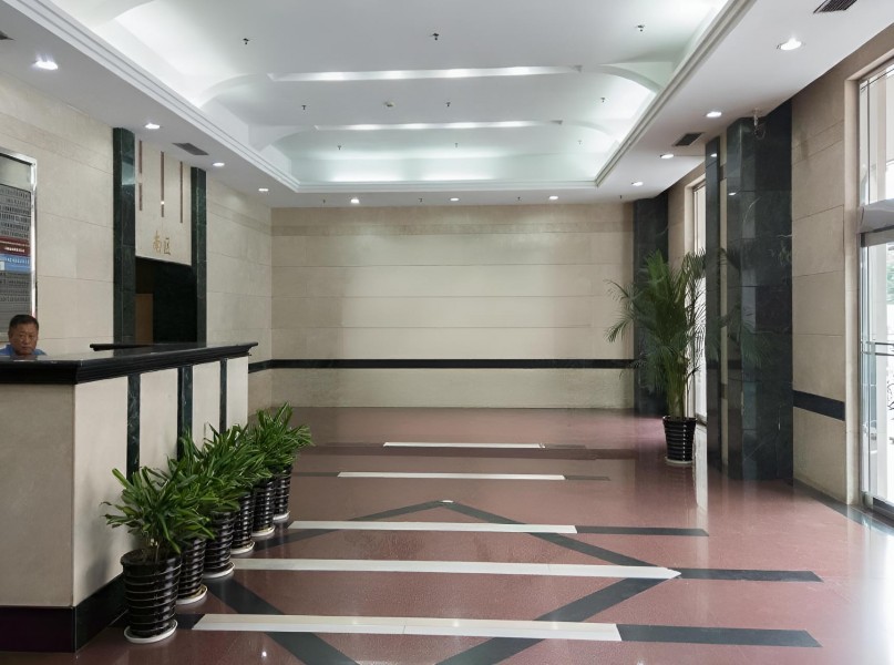 新上海城市广场（国企参股楼盘）电梯厅